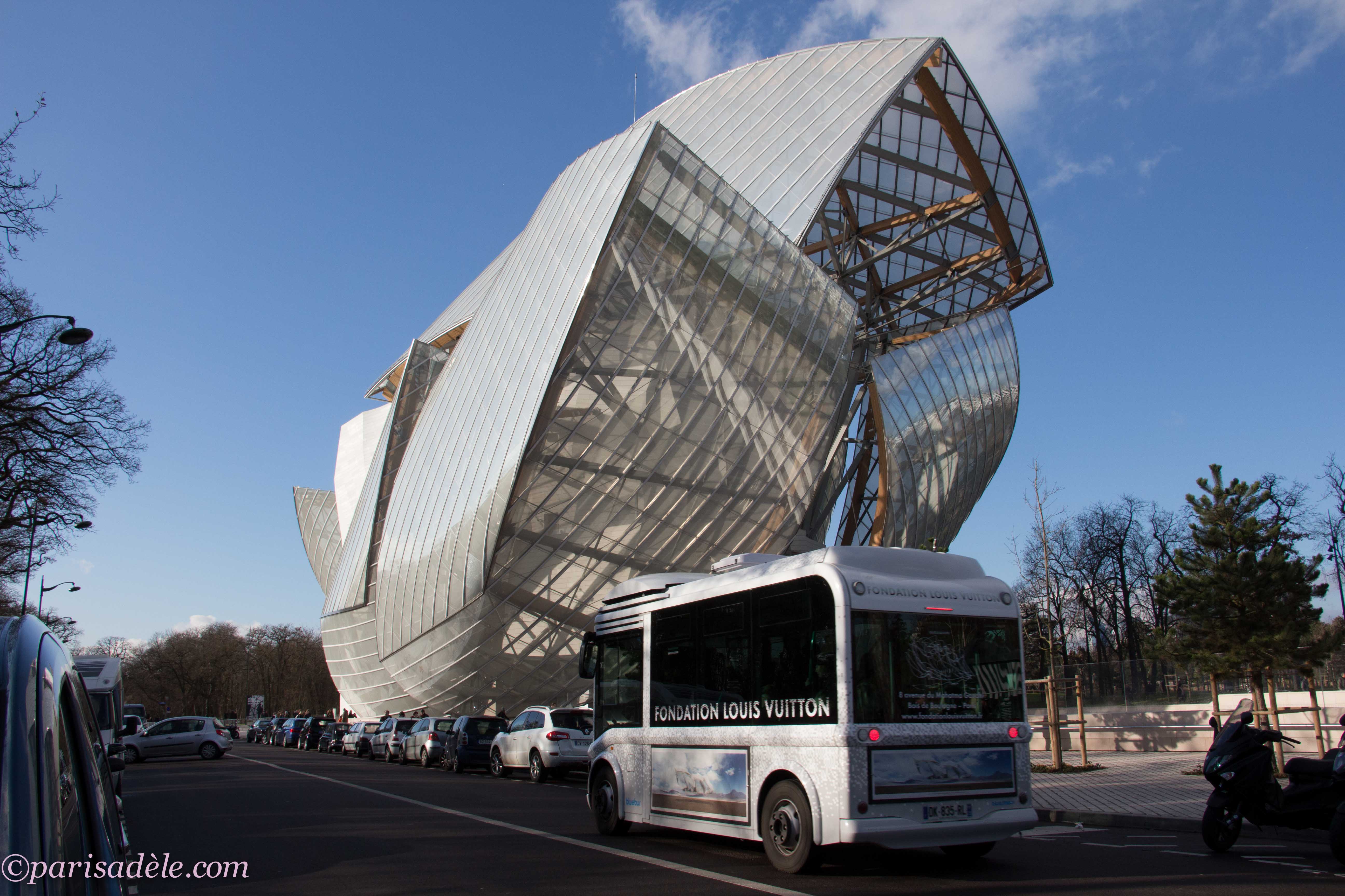 Shuttle Arc de Triomphe to Fondation Louis Vuitton