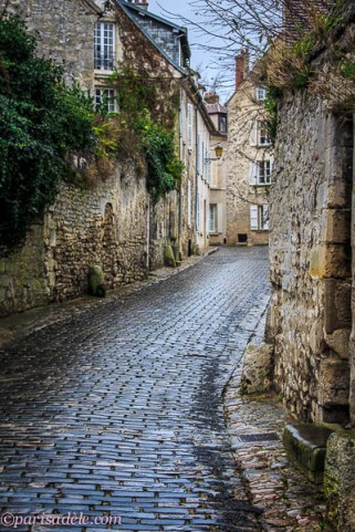 senlis medieval france cobbled streets