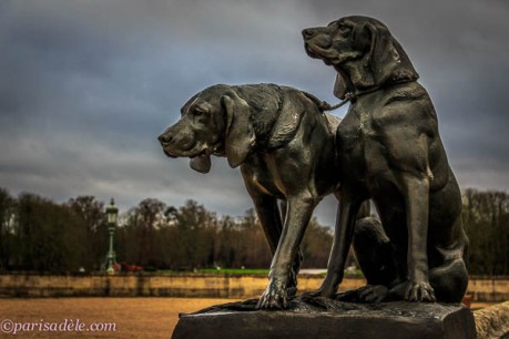 sculpture dogs chateau chantilly castle